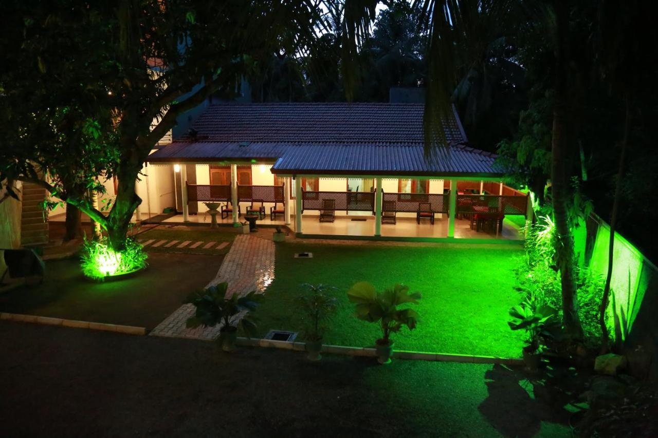 Vishmee Holiday Inn Embilipitiya Exterior photo
